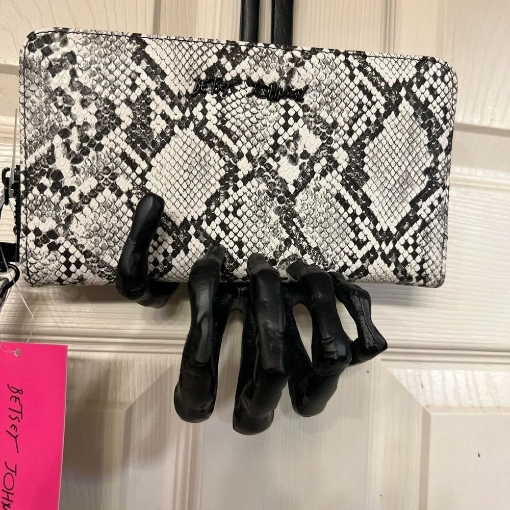 🖤🐍NWT-BETSEY JOHNSON WHITE AND BLACK SNAKE SKIN LARGE ZIP AROUND WALLET🖤🐍